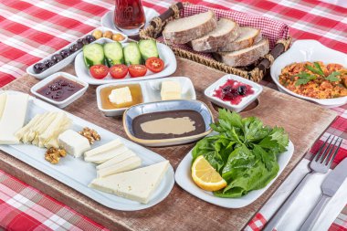 Türk Mutfağı Kahvaltı Tabağı. Geleneksel lezzetli Türk kahvaltısı, yemek konsepti fotoğrafı. Zengin çeşit peynir, domates, salatalık, yumurta, ahşap arka planda reçel..