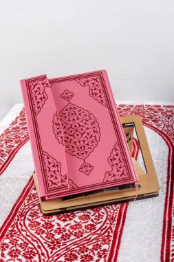 İstanbul, Türkiye - 28 Ocak 2024; Kur 'an namaz örtüsü üzerine. Kuran ve müslüman dua boncukları İslami namaz minderinin üzerinde. İslam 'ın sembolü.