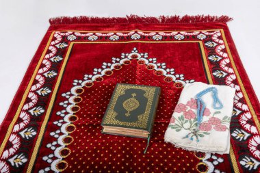 Kuran ve tespihlerin ibadet halılarında sergilendiği muhteşem bir yer. İslami dua aksesuarları, ibadet halısında Kur 'an tespihi, üst manzara..