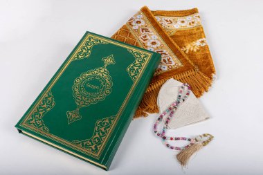 Kuran ve tespihlerin ibadet halılarında sergilendiği muhteşem bir yer. İslami dua aksesuarları, ibadet halısında Kur 'an tespihi, üst manzara..