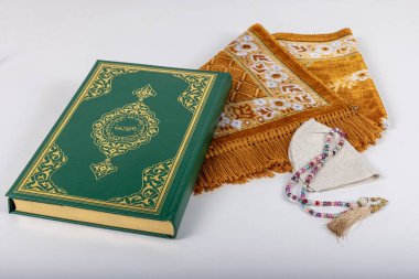 Kuran ve tespihlerin ibadet halılarında sergilendiği muhteşem bir yer. İslami dua aksesuarları, ibadet halısında Kur 'an tespihi, üst manzara..