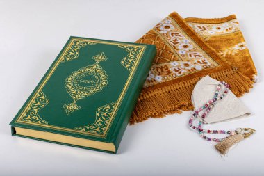 Kuran ve tespihlerin ibadet halılarında sergilendiği muhteşem bir yer. İslami dua aksesuarları, ibadet halısında Kur 'an tespihi, üst manzara..