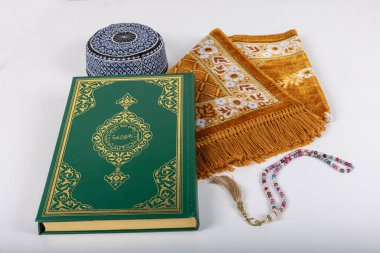 Kuran ve tespihlerin ibadet halılarında sergilendiği muhteşem bir yer. İslami dua aksesuarları, ibadet halısında Kur 'an tespihi, üst manzara..
