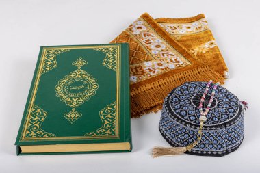 Kuran ve tespihlerin ibadet halılarında sergilendiği muhteşem bir yer. İslami dua aksesuarları, ibadet halısında Kur 'an tespihi, üst manzara..