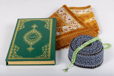 Kuran ve tespihlerin ibadet halılarında sergilendiği muhteşem bir yer. İslami dua aksesuarları, ibadet halısında Kur 'an tespihi, üst manzara..