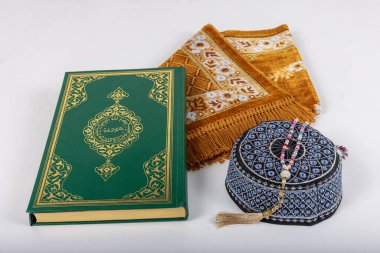 Kuran ve tespihlerin ibadet halılarında sergilendiği muhteşem bir yer. İslami dua aksesuarları, ibadet halısında Kur 'an tespihi, üst manzara..