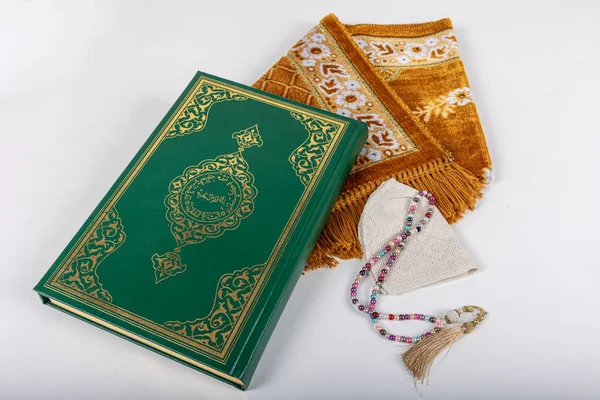Kuran ve tespihlerin ibadet halılarında sergilendiği muhteşem bir yer. İslami dua aksesuarları, ibadet halısında Kur 'an tespihi, üst manzara..