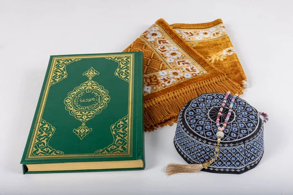 Kuran ve tespihlerin ibadet halılarında sergilendiği muhteşem bir yer. İslami dua aksesuarları, ibadet halısında Kur 'an tespihi, üst manzara..