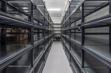 Depo, depoda metal hurda döşeme sistemini rafa kaldırıyor. Yeni boş deponun modern iç mekanı. Raflar palet rafları. Metal yapı. Depolama ekipmanları.