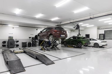 İstanbul Türkiye 23 Mart 2023, otomobil tamirinde araba. Asansörlerde ve küçük benzin istasyonunda üç araba var. Arabalar teşhis ve onarım için hazırlanmıştı..