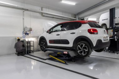 İstanbul Türkiye 23 Mart 2023, otomobil tamirinde hayatta kaldı. Asansörlerde ve küçük benzin istasyonunda arabalar var. Araba teşhis ve onarım için hazırlandı..