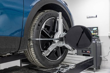 İstanbul Türkiye 23 Mart 2023; Araç tekerleği dengeleme servisi. Lastik servisinde araba tekerleği dengeleniyor. Lastik servisinde tekerlek dengeleme makinesiyle çalışan tamirci, kapat.