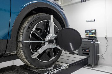 İstanbul Türkiye 23 Mart 2023; Araç tekerleği dengeleme servisi. Lastik servisinde araba tekerleği dengeleniyor. Lastik servisinde tekerlek dengeleme makinesiyle çalışan tamirci, kapat.