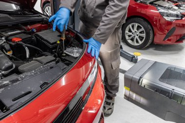 Araba servisindeki arabanın farı ayarlandı. Araba tamircisi bir arabanın aydınlatma sisteminin farlarını kontrol eder ve ayarlar.