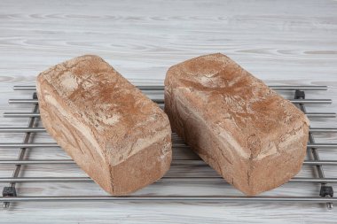 Ev yapımı karabuğday ekmeği. Glütensiz ekmek. Ahşap masada taze pişmiş geleneksel ekmek. Kırsal ekmek ve karabuğday. Organik ürünler. 