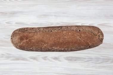 Fırından yeni çıkmış glütensiz ekmek. Sorghum unundan yapılmış ekmek. Sorghum unundan yapılmış taze pişmiş ev yapımı ekşi ekmek. Sağlıklı tam tahıllı ekmek.