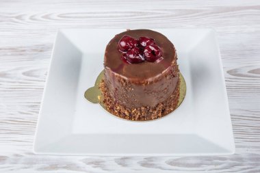 Ahududulu çikolatalı kek. Masada taze ahududu olan çikolatalı pasta. Taze ahududulu çikolatalı tart. Taze dutlu güzel çikolatalı pasta.. 