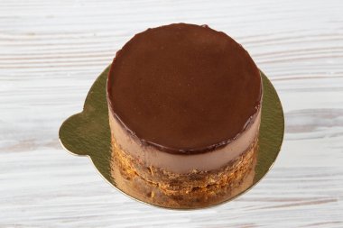 Çikolatalı kremalı pasta. Kahve molasında tatlı ve lezzetli çikolatalı pasta harika olur. Tahta masada taze yapılmış lezzetli çikolatalı pasta. Metin için boşluk.