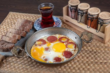 Türk sosisi (sucuk) ve yumurta. Türk kahvaltısı berbat yumurta, sucuklu Türk omleti.