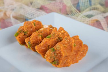 Geleneksel Türk yemeği mercimek koftesi bulgur ve mercimek ile. Vejetaryen pirzolası. Üst Manzara. Yakın plan. Maydanozlu limon ve domatesin yanında vejetaryen pirzolası.