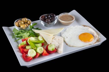 Türk Mutfağı Kahvaltı Tabağı. Beyaz ahşap masada zengin ve lezzetli Türk kahvaltısı. Parlak sabahlarda sağlıklı Türk kahvaltısı; metin için boşluk kopyala.