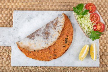 Karabuğday unundan lahmacun. Türk yemekleri: lahmacun, Türk pizzası, limon, maydanoz. Sağlıklı beslenme, zayıflama ve kilo kaybı konsepti.