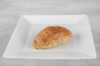 Geleneksel Türk kahvaltı pastası, poca. Türk hamur işi ürünü, lezzetli pogaca. Türk hamur işleri; pogaca. Yerel adı Sade Pogaca. Nohut unundan yapılan diyet Pogaca glütensiz..