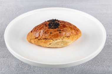 Geleneksel Türk kahvaltı pastası, poca. Türk hamur işi ürünü, lezzetli pogaca. Türk hamur işleri; pogaca. Yerel adı Sade Pogaca. Nohut unundan yapılan diyet Pogaca glütensiz..