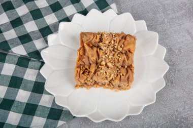 Cevizli Baklava dolması. Ceviz ve ballı Doğu tatlı baklavası.