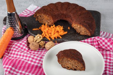 Cevizli havuçlu kek. Cevizli havuçlu kek. Kahverengi şeker ve cevizli vejetaryen havuçlu kek..