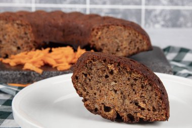 Cevizli havuçlu kek. Cevizli havuçlu kek. Kahverengi şeker ve cevizli vejetaryen havuçlu kek..