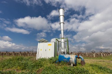 Bölgedeki roket savar sistemi dolu yayılmasını engelliyor. Bir üzüm bağında şok dalgası yaratmak için anti-dolu tesisi. Türkiye, Manisa, Sarigol.