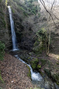 Babadag Yardan Şelalesi. Yardan Şelalesi, mavi gökyüzünün altındaki dağ ormanında. Babadag, Denizli, Türkiye.