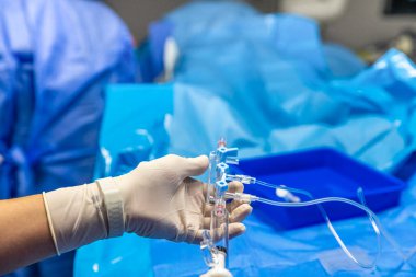 Hastanedeki kardiyovasküler tıkanıklığı olan bir hastaya çift lümen kateter takmak. Doktor çift lümen kateter takın. Kılavuz tel ekle. 