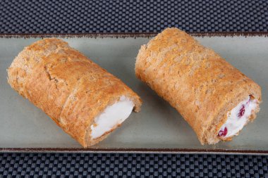 Dilimlenmiş tatlı kek. Muzlu kek. Çikolata ve muzlu pasta..