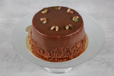 Kutlama pastası. Yaban mersini, kurabiye ve çikolatayla süslenmiş çikolatalı pasta. Kahverengi doğum günü pastasının düzlüğü.