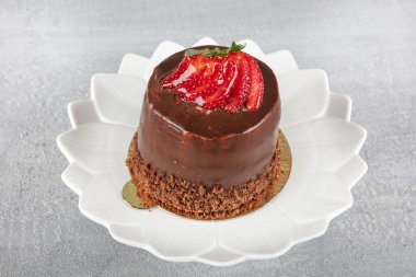 Kutlama pastası. Yaban mersini, kurabiye ve çikolatayla süslenmiş çikolatalı pasta. Kahverengi doğum günü pastasının düzlüğü.