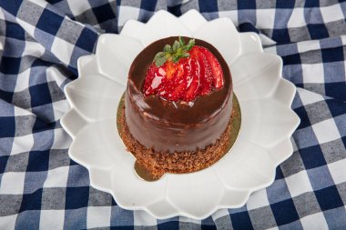 Kutlama pastası. Yaban mersini, kurabiye ve çikolatayla süslenmiş çikolatalı pasta. Kahverengi doğum günü pastasının düzlüğü.