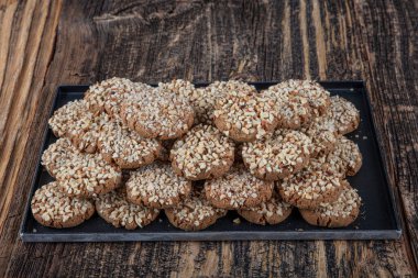 Bisküviler, Kuru Kek, Kurabiye Bisküvileri fotoşop resmi. Ev yapımı vejetaryen mantarı. Tahta masada çeşitli kurutulmuş kekler var..