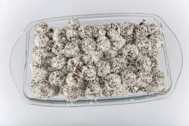 Hindistan cevizi ve kakao mutluluk topları. Hindistan cevizli rom topları. Noel ve kış için geleneksel pişirilmemiş Çek tatlıları. Hindistan cevizi ve kakaolu çiğ tatlı yemek..