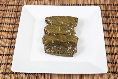 Zeytinyağlı Doldurulmuş Yapraklar. Türk mutfağı aromalı. Yerel adı Zeytinyagli yaprak sarma. Sarma - Üzüm yapraklarına sarılmış nane ve pirinç.