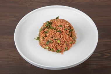 İçinde mercimek ve maydanoz olan kinoa salatası. Yukardan görünen bir tabakta kinoa ve mercimek salatası - düz konsept.