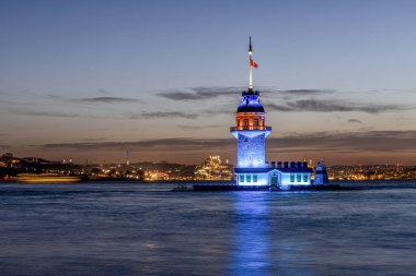 İstanbul, Türkiye 'nin sembolü Leander' s Tower olarak da bilinen ünlü Maiden 's Tower (Kiz Kulesi) ile Boğaz' da gün batımı. Duvar kağıdı veya rehber kitap için sahne yolculuğu arkaplanı