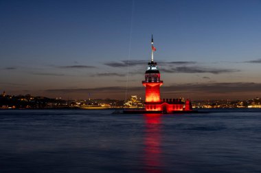 İstanbul, Türkiye 'nin sembolü Leander' s Tower olarak da bilinen ünlü Maiden 's Tower (Kiz Kulesi) ile Boğaz' da gün batımı. Duvar kağıdı veya rehber kitap için sahne yolculuğu arkaplanı