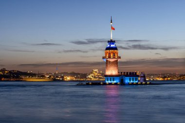 İstanbul, Türkiye 'nin sembolü Leander' s Tower olarak da bilinen ünlü Maiden 's Tower (Kiz Kulesi) ile Boğaz' da gün batımı. Duvar kağıdı veya rehber kitap için sahne yolculuğu arkaplanı