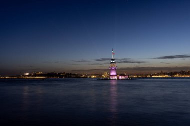 İstanbul, Türkiye 'nin sembolü Leander' s Tower olarak da bilinen ünlü Maiden 's Tower (Kiz Kulesi) ile Boğaz' da gün batımı. Duvar kağıdı veya rehber kitap için sahne yolculuğu arkaplanı