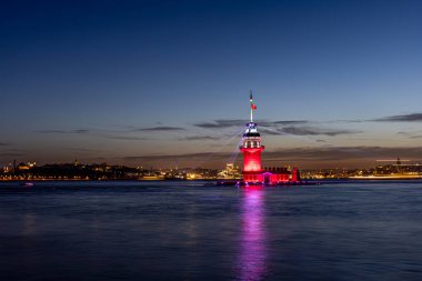 İstanbul, Türkiye 'nin sembolü Leander' s Tower olarak da bilinen ünlü Maiden 's Tower (Kiz Kulesi) ile Boğaz' da gün batımı. Duvar kağıdı veya rehber kitap için sahne yolculuğu arkaplanı