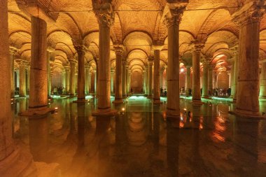 Türkiye; İstanbul; 21 Mart; Basilica Sarnıcı - İmparator Justinianus 'un altıncı yüzyılda İstanbul, Türkiye' de inşa ettiği yeraltı su deposu. Bazilika Sarnıcı, (Yerebatan), İstanbul, Türkiye.