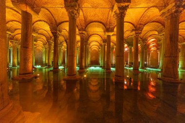 Türkiye; İstanbul; 21 Mart; Basilica Sarnıcı - İmparator Justinianus 'un altıncı yüzyılda İstanbul, Türkiye' de inşa ettiği yeraltı su deposu. Bazilika Sarnıcı, (Yerebatan), İstanbul, Türkiye.