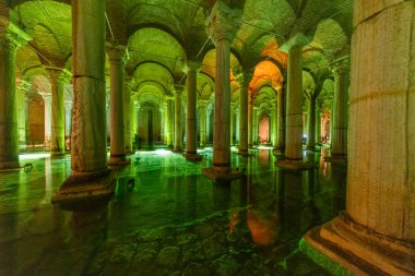 Türkiye; İstanbul; 21 Mart; Basilica Sarnıcı - İmparator Justinianus 'un altıncı yüzyılda İstanbul, Türkiye' de inşa ettiği yeraltı su deposu. Bazilika Sarnıcı, (Yerebatan), İstanbul, Türkiye.